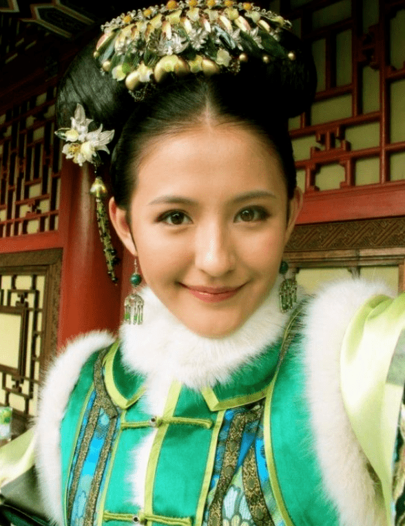 从《山海情》播出到现在,论坛上铺天盖地都是对热依扎的赞扬:  "