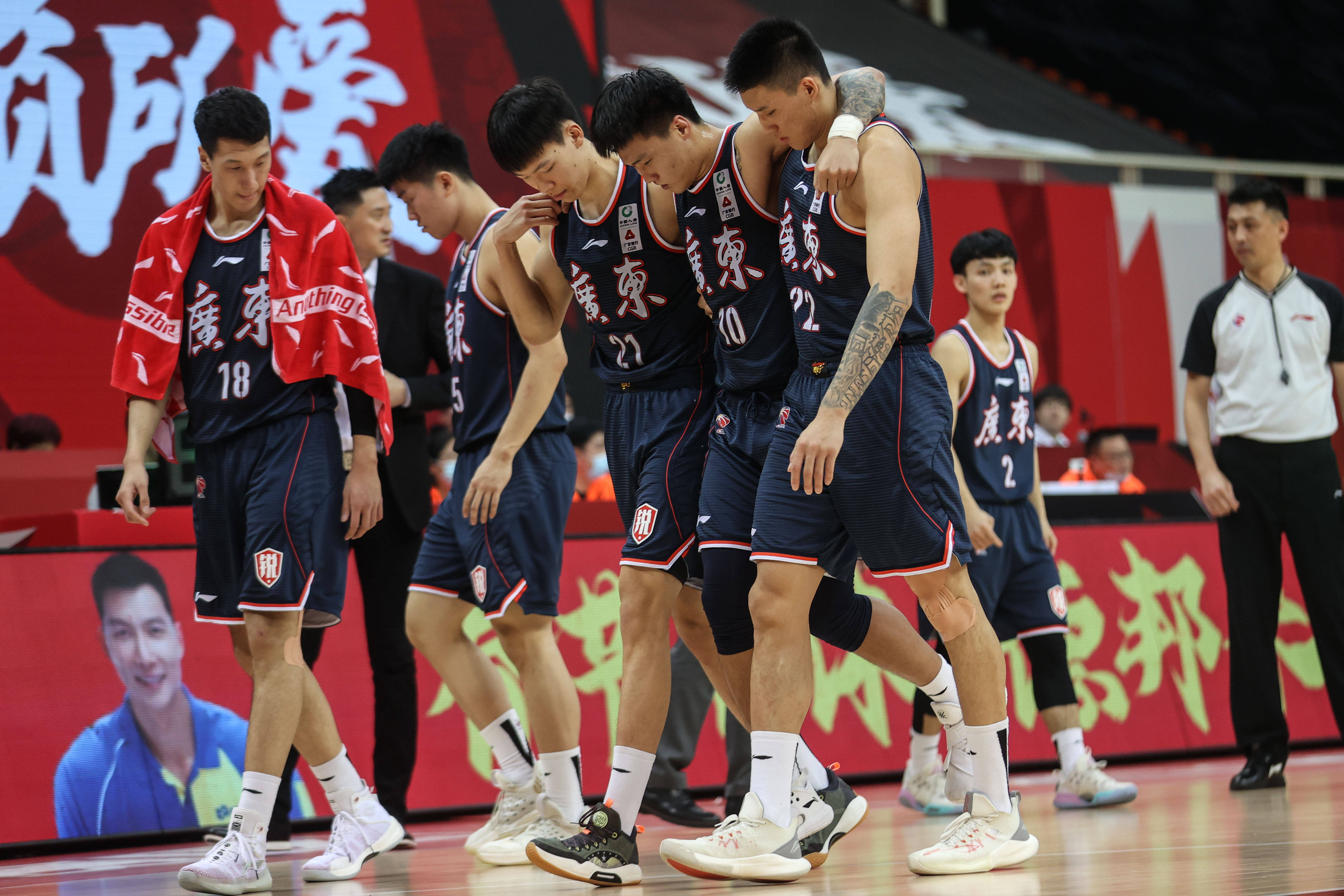 1月31日,苏州肯帝亚队球员吴冠希(右)与广东东莞大益队球员
