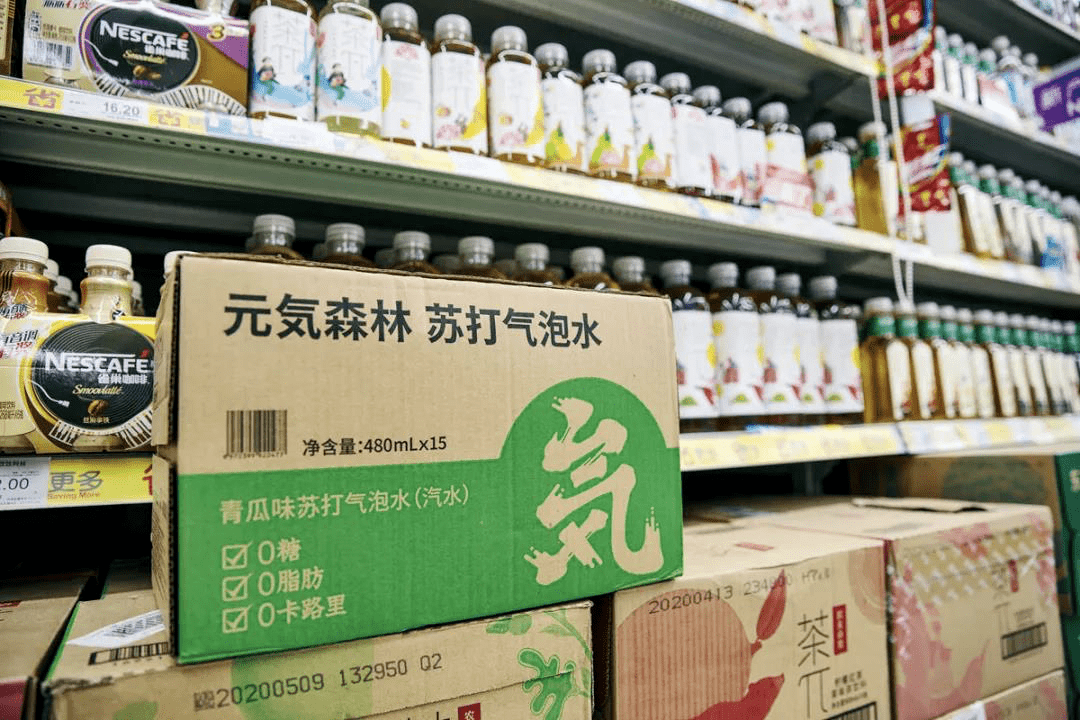 相较于可口可乐等头部品牌的冰柜 他觉得元气森林最大的优势在于只