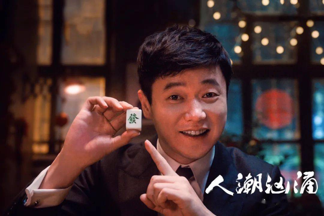 《人潮汹涌》是一个荒诞喜剧片,电影讲述了冷血杀手和落魄龙套演员在