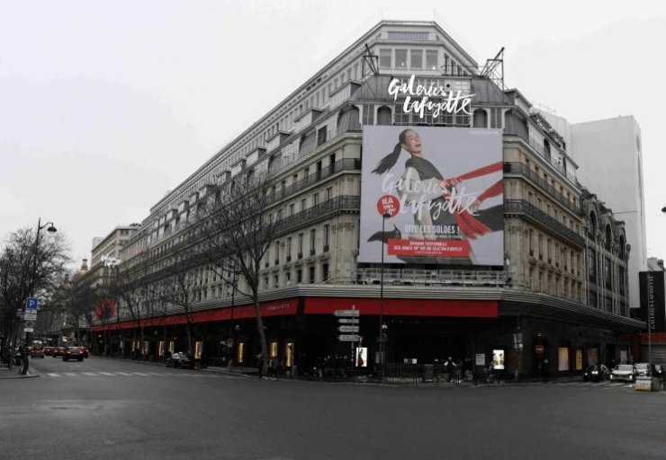法国防疫管制新措施正式生效 巴黎多家大型商场暂停营业