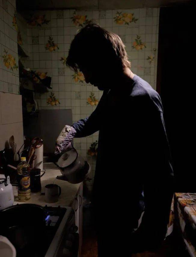 尤里是个孤儿,身上又有残疾,理应享受俄罗斯的一些福利政策,罗曼妈妈