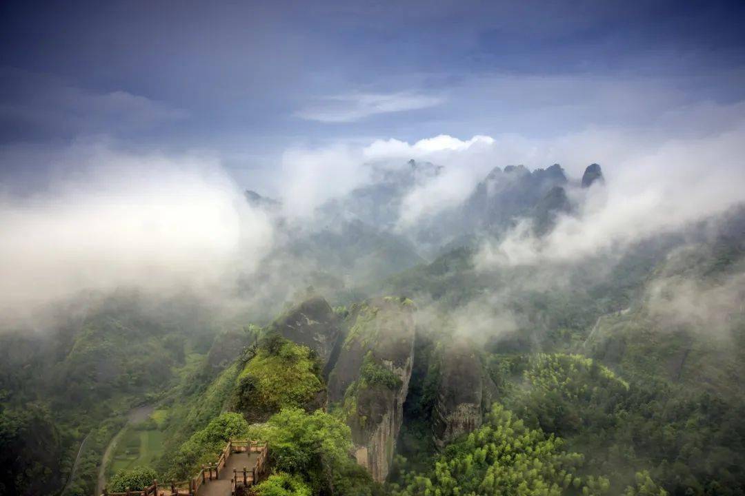 一派雾气满满的云海 一座座圆滚滚的山峦 雪峰山是湖南省最大的