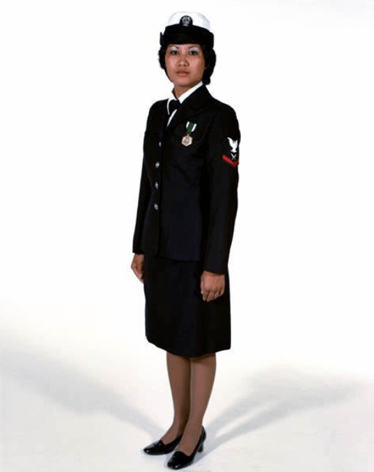 美海军女军人配发三种丝袜,连裤袜也允许穿着,袜子上