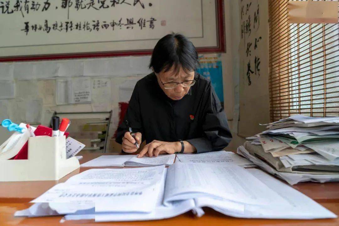 先进工作者"全国五一劳动奖章"全国十佳最美乡村教师"等荣誉称号,她