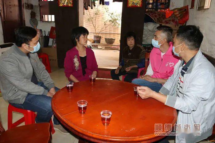 李锦超,欧阳尚晖及志愿者落户慰问困难环卫工