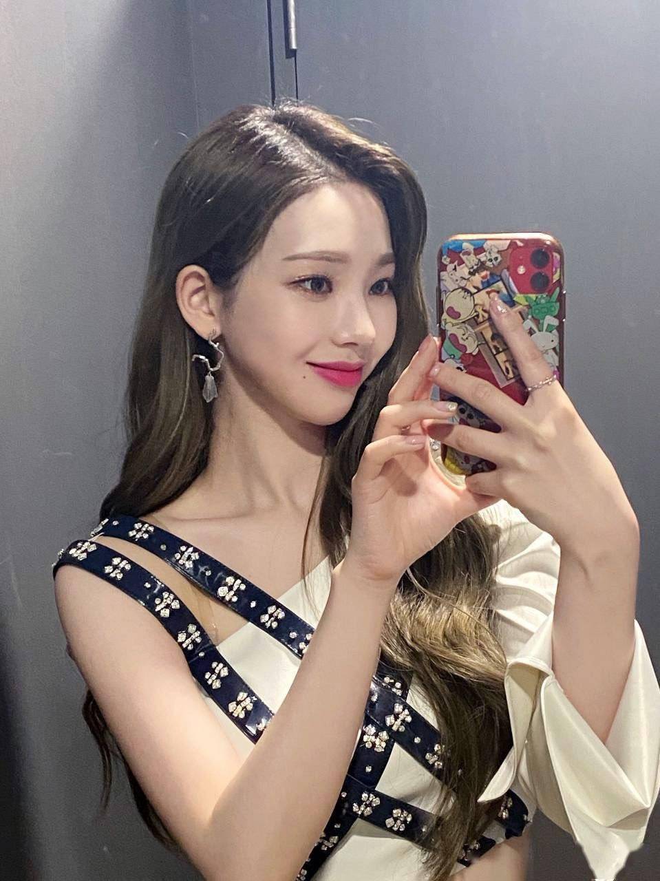 首尔歌谣大赏上换发色后美貌疯了的aespa柳智敏