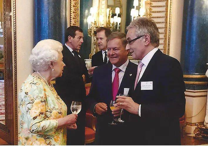 力所能及的范围内,在这特别的日子赠予对方一份充满新意的礼物,想必会