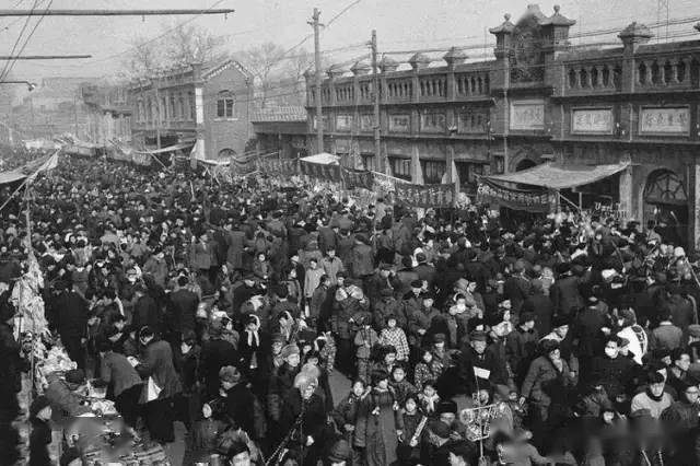 ▼ 1960年1月30日,一年一度的北京春节环城赛跑,人们从天安门广场开始
