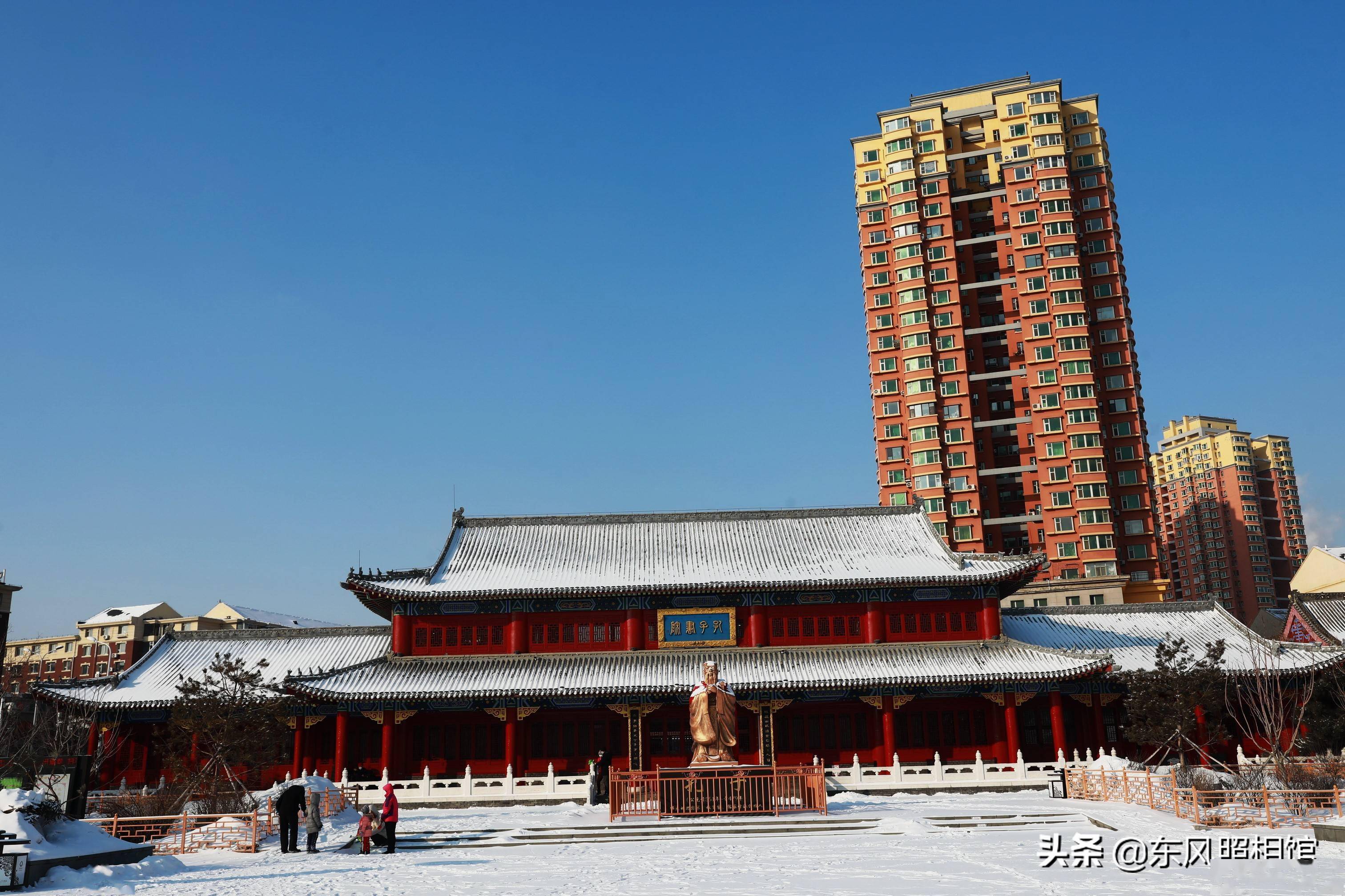 长春雪后文庙景色如画古建筑落雪披纱美不胜收