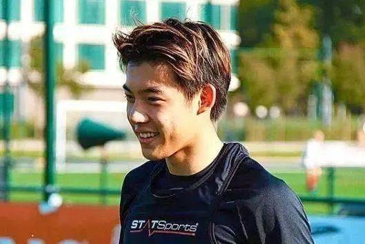 17岁的足球留学生李嗣镕努力比颜值更耀眼