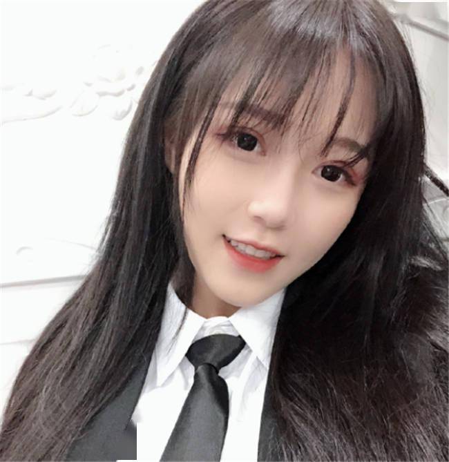 呆萌是ks的一姐级和平精英主播,虽然颜值高长相可爱,但她偏偏不靠颜值