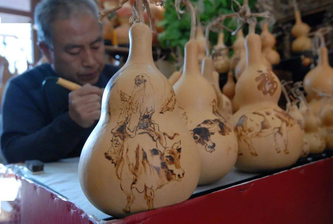 【年味】以葫芦为纸烙铁为笔,即墨民间艺人绘制"牛"葫芦迎新春