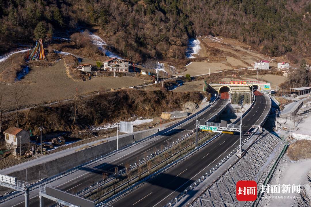 新春走基层狮子坪隧道结束应急通行35小时畅跑汶马高速