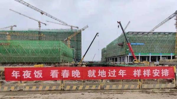 记者走访武汉多个项目工地 发现工地春节"气氛组"已上线 "横幅大赛"