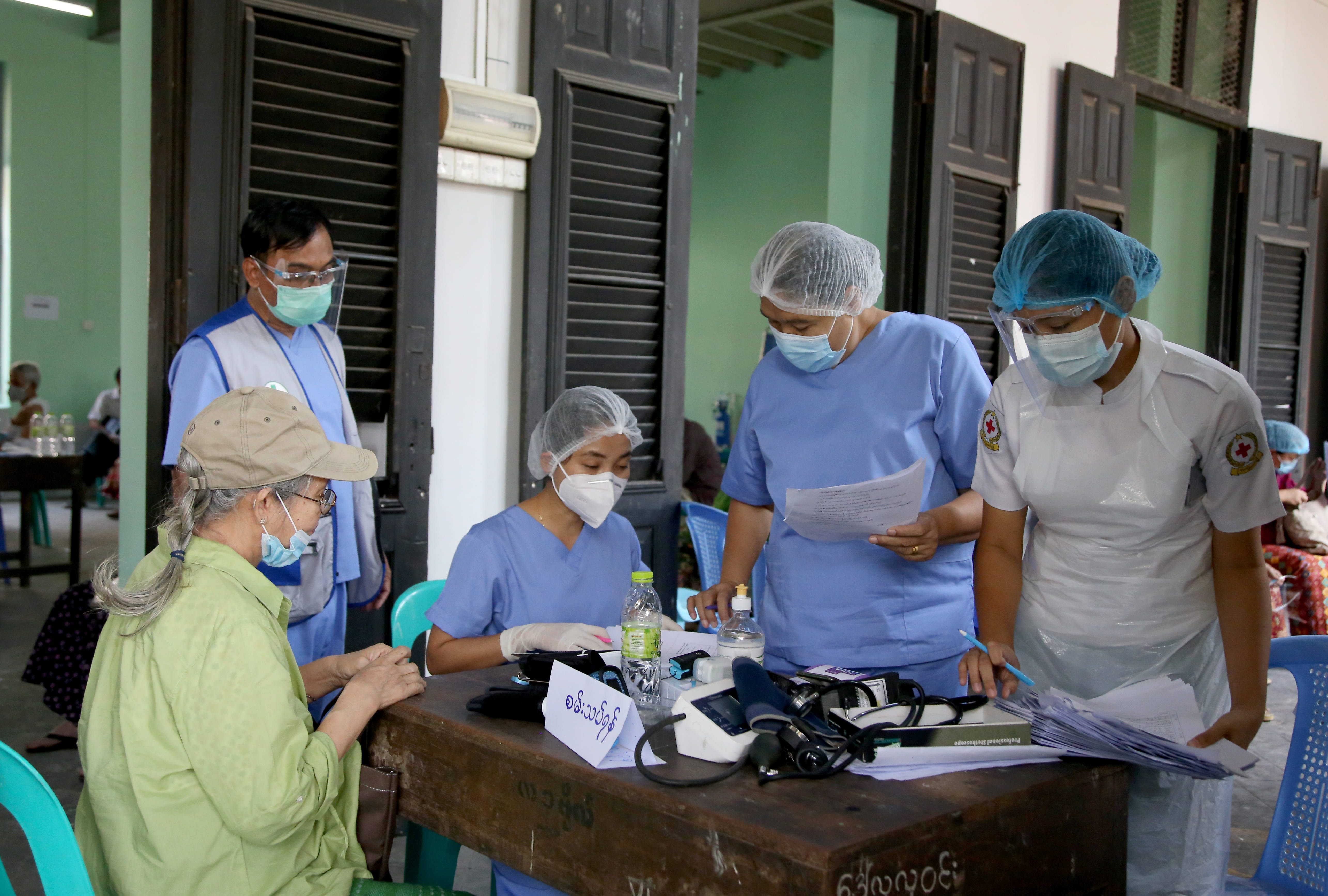 2月5日,医务人员在缅甸仰光准备为市民接种新冠疫苗.