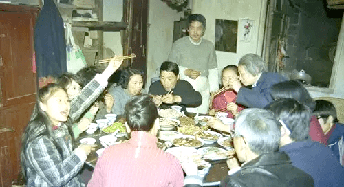 吃饱不再是件难事,也是从那个时候起,餐桌上的年夜饭开始有了明显变化