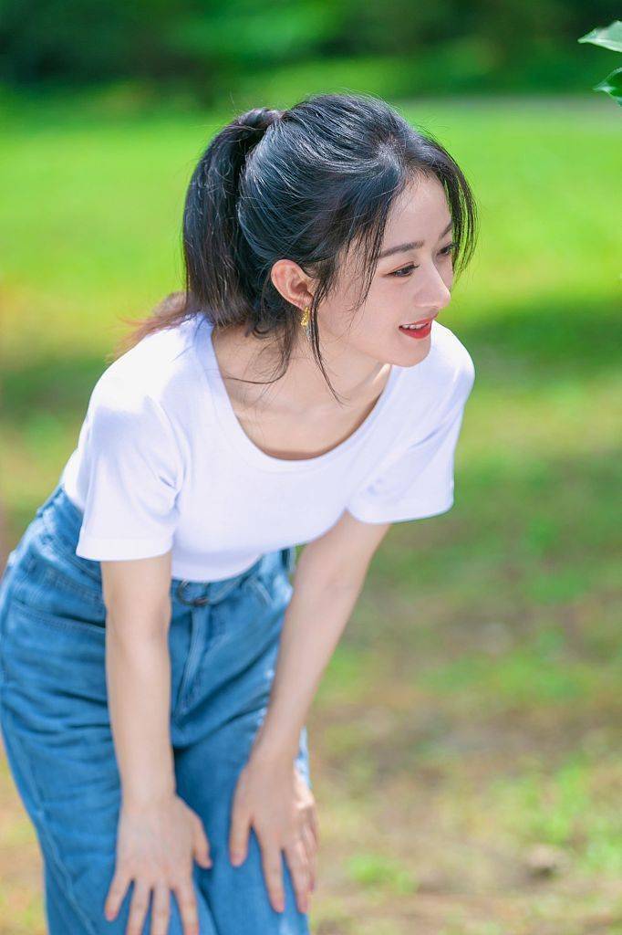 赵丽颖清爽造型甜美可爱 怀抱宠物微笑感染力满分