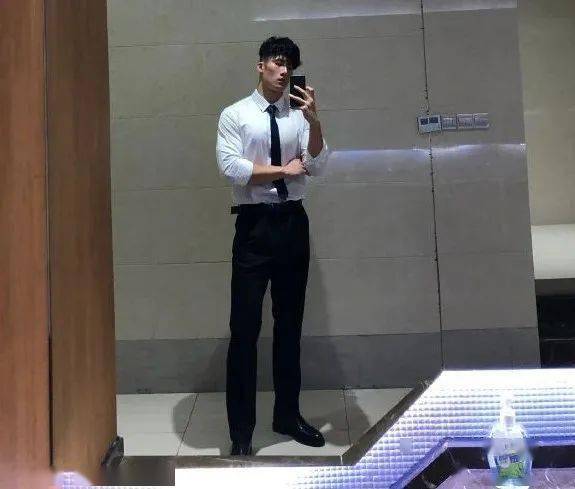 贵州185cm猛男老师一夜爆火,肌肉照引网友尖叫:不喊老师喊老公!