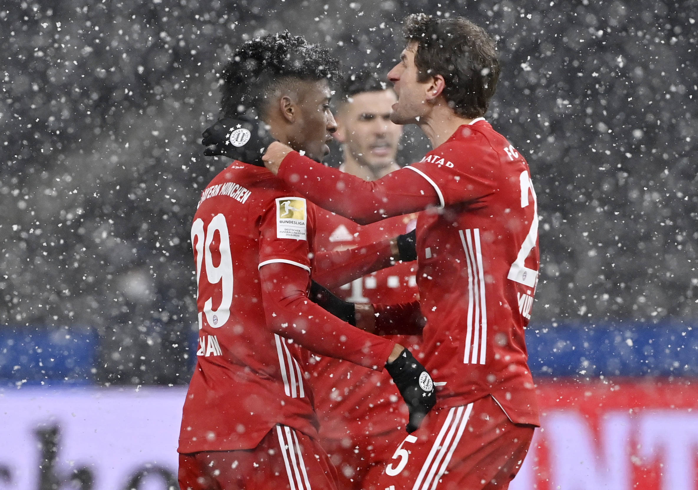 2月5日,拜仁慕尼黑队球员科曼(左)与队友穆勒在比赛中庆祝进球.
