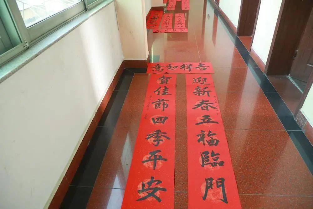 "农历新年的脚步越来越近了,按我们贴春联迎新年的习俗,给局机关干部