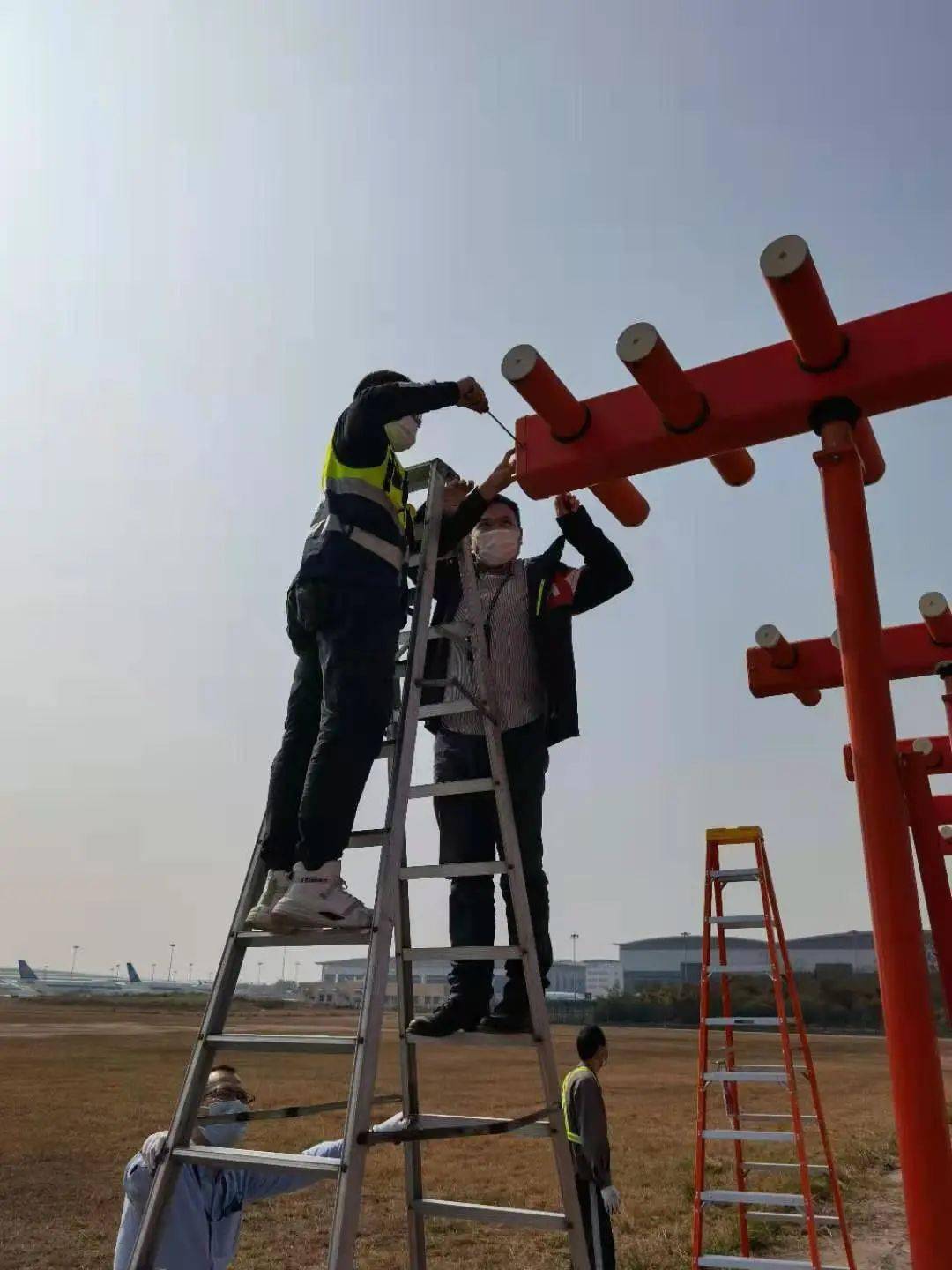 春运前的冲刺!广州白云机场完成航向天线精细化维护