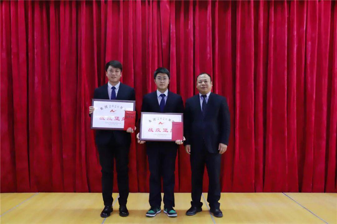 集团副总裁,汽车业务联系领导杨炜苗 为创新奖单位代表颁奖
