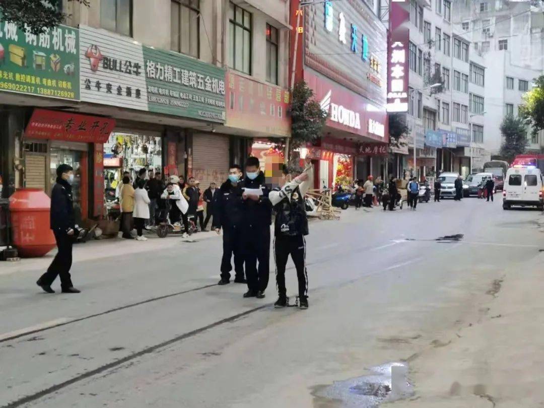昭通彝良一伙致他人重伤团伙被带上街指认现场!引发围观.