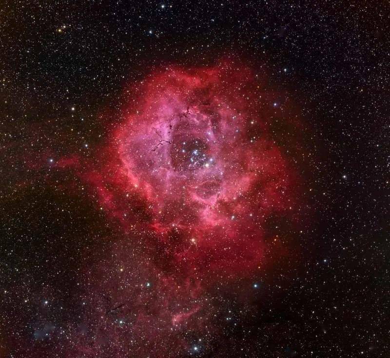 " 编号为ngc 2237的"宇宙情花"玫瑰星云,是一个距离我们3000光年的