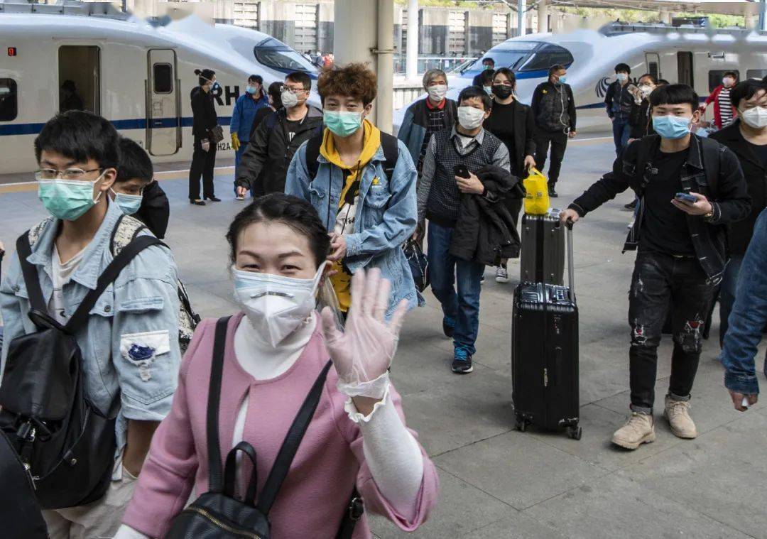 一位抗疫护士摘下口罩后的笑脸