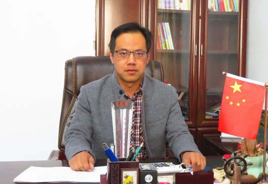 西位明德小学校长 赵华军值此新春佳节到来之际,我谨代表西位明德小学