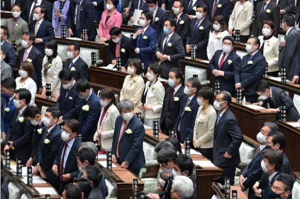 为抗议森喜朗歧视言论,日本在野党女议员穿白衣出席国会会议