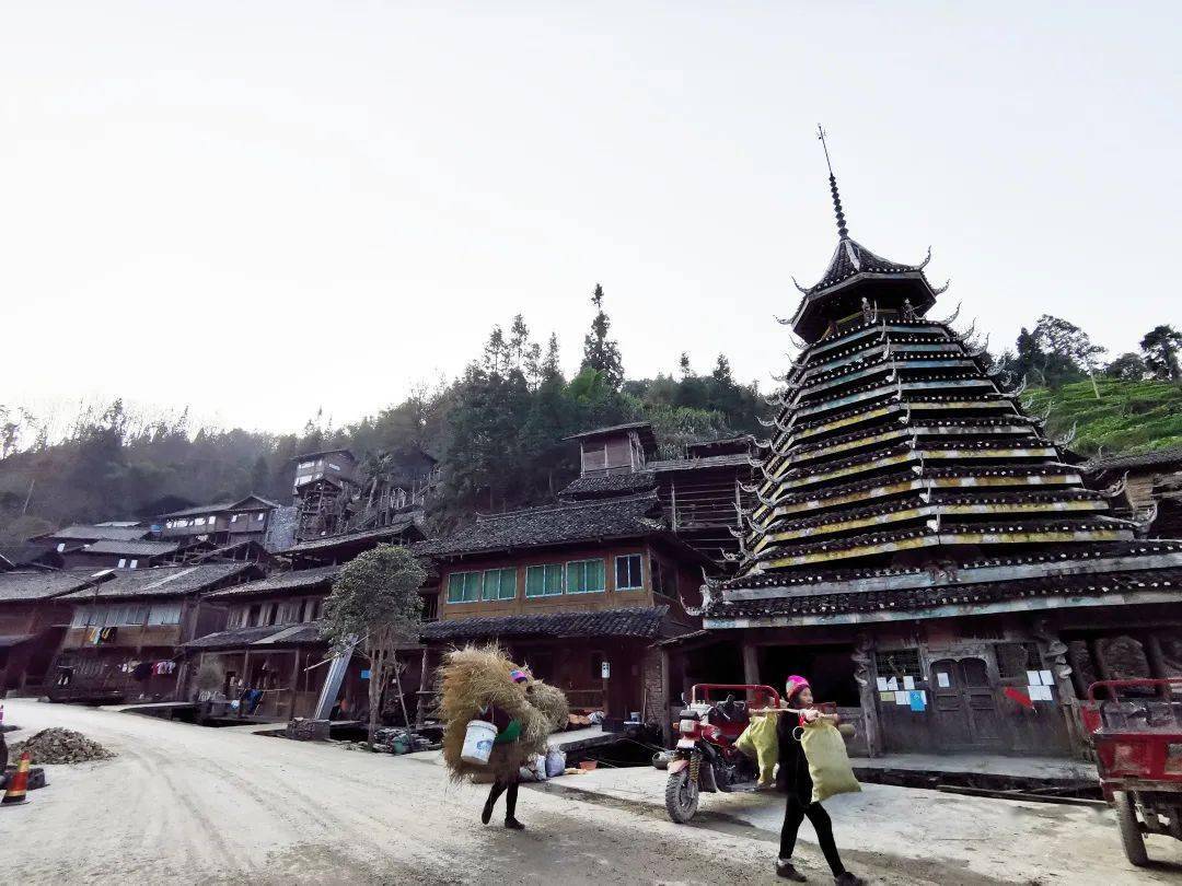 高地上的芦笙坪,布满岁月质感的古萨坛和鼓楼并列,这样的情景在侗寨中