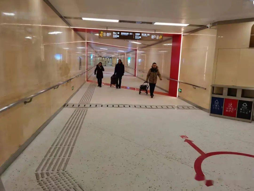 安全感和车辆的通行率大大提升了此处路段同仁路地下人行通道建成并