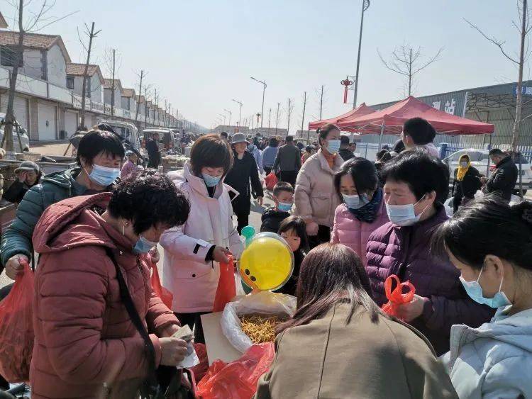 上午九点,王村大集上熙熙攘攘