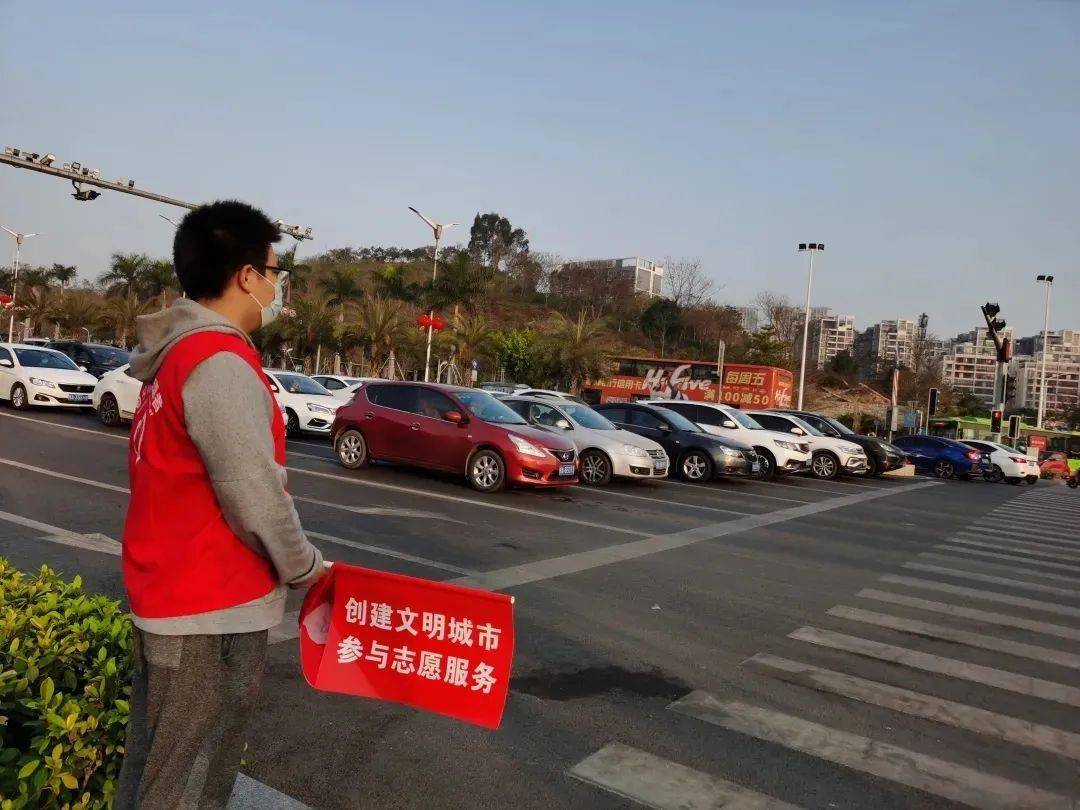 "情满旅途 暖心春运"——南宁春运中的那一抹"志愿红"