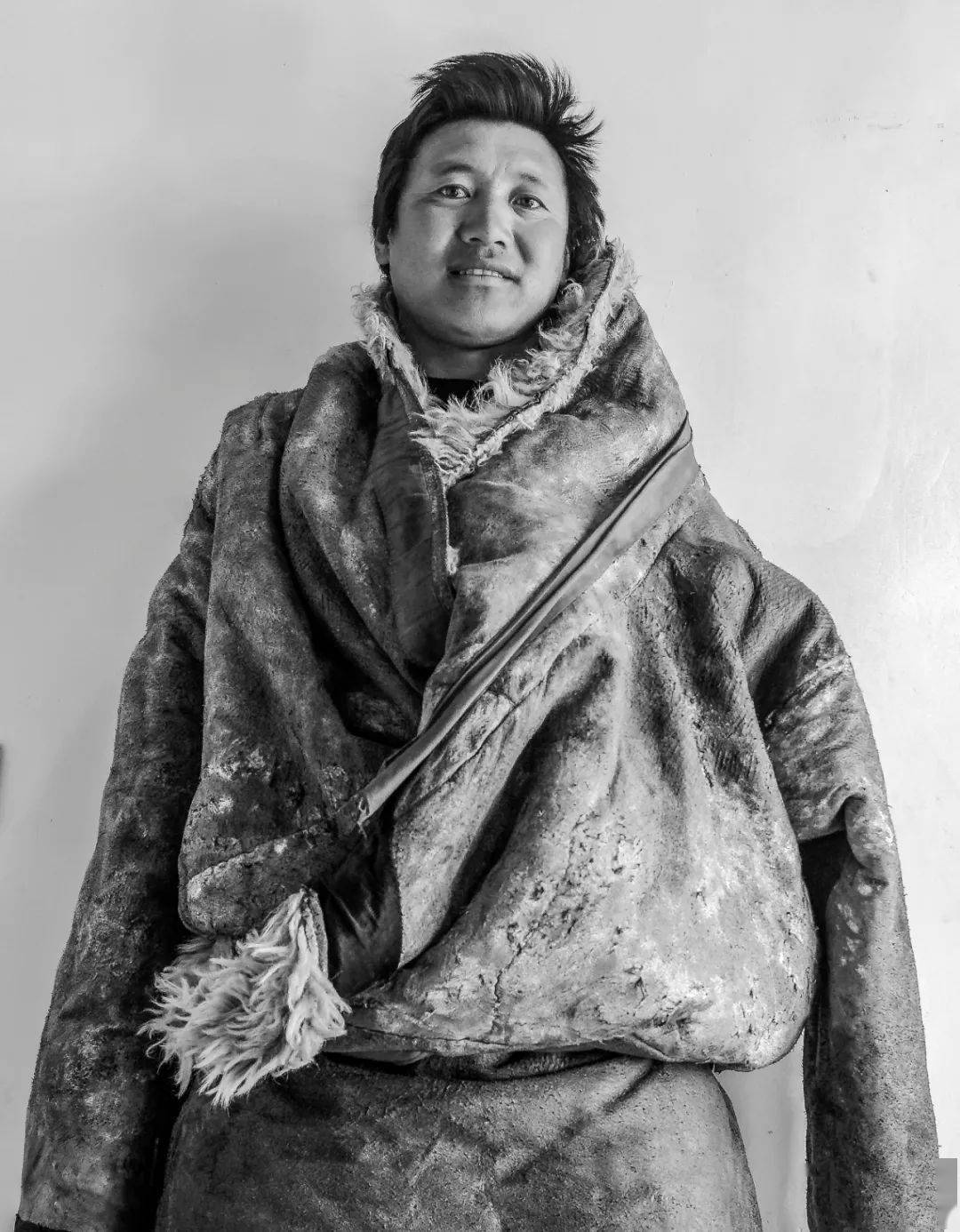和若尔盖县)川西北大草原牧区拍摄纪录穿藏袍的安多藏族小孩,安多汉子