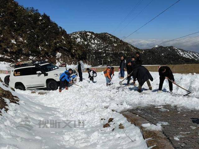 大雪封路文山这支车队出动