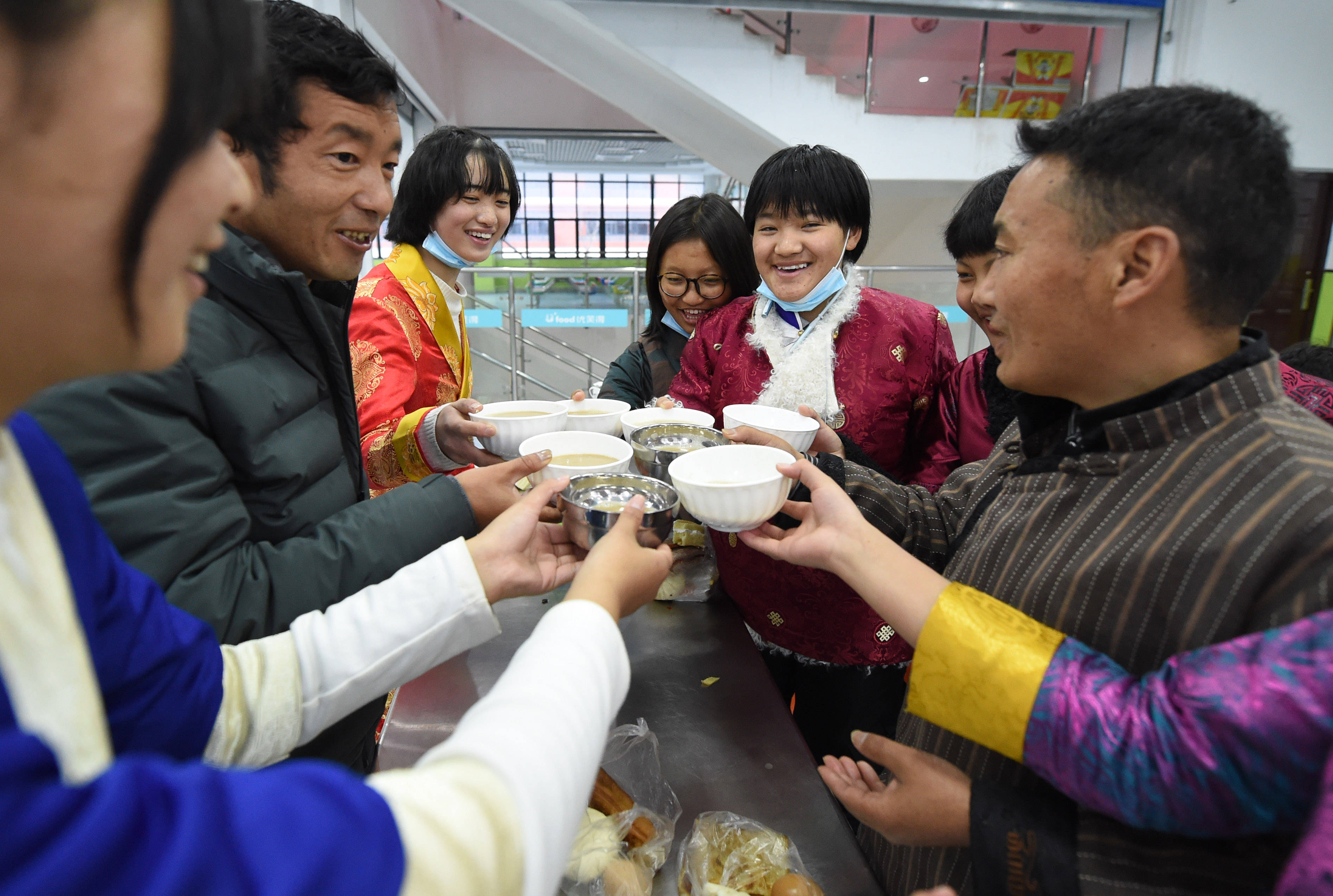 2月12日,合肥市第三十五中学西藏班的老师和学生们一起喝藏式甜茶庆祝