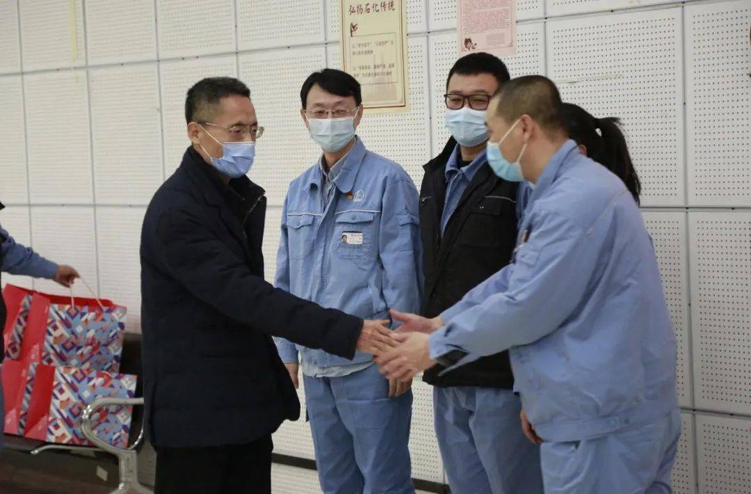 燕山石化领导班子向坚守者拜年祝福