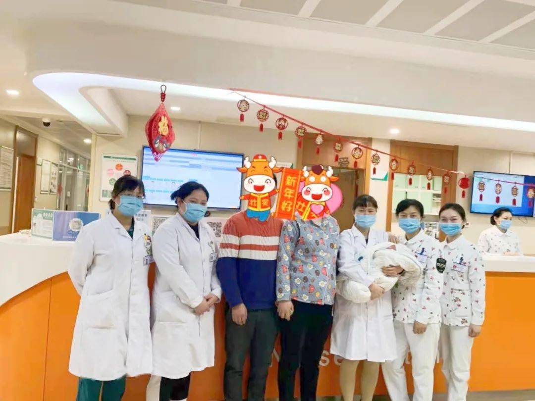 重医附二院产科喜迎新年牛宝宝!