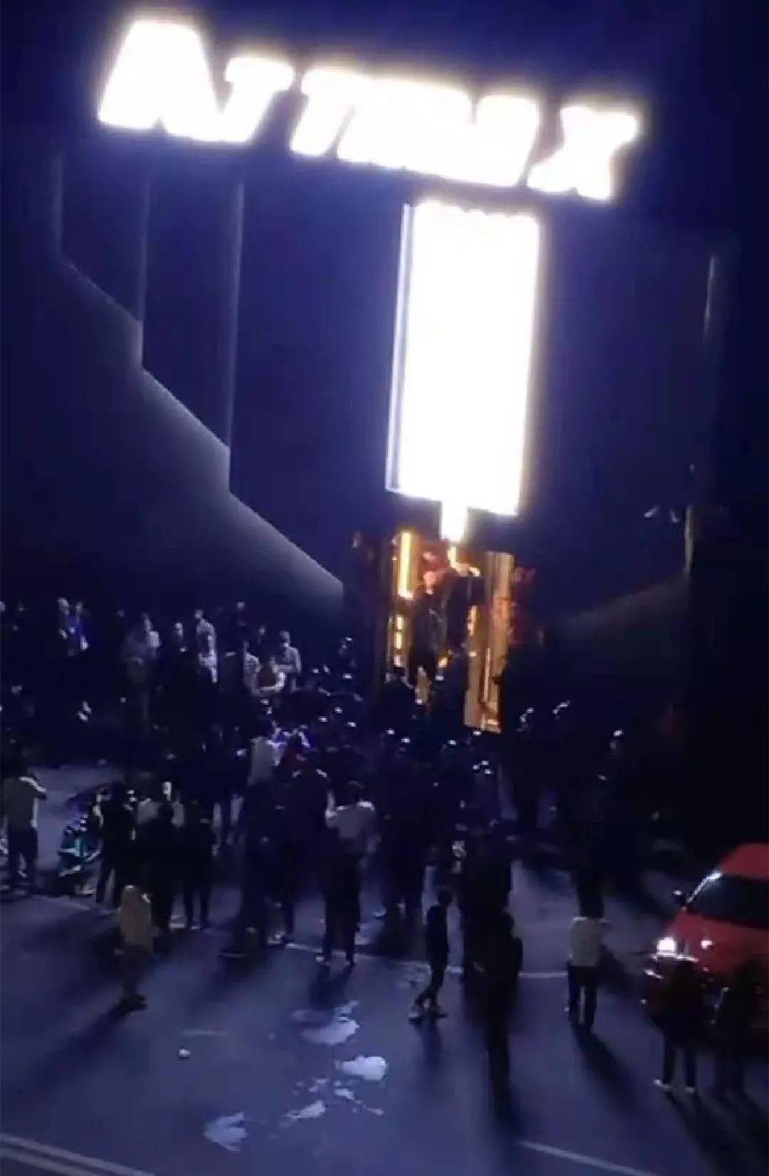 【视频】大过年深夜,信宜城区一酒吧门前众人发生争吵!