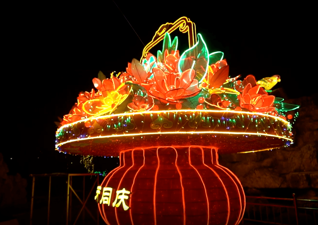 丽正园风景区已于腊月二十六开放夜景,夜幕降临之时,丽正园上空繁星