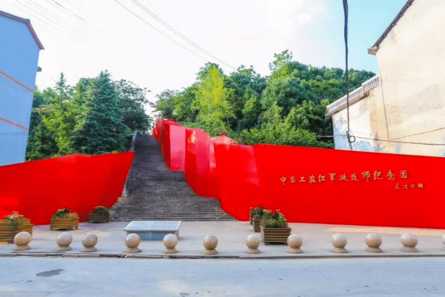 2,参观红色旅游景区请注意要庄重.