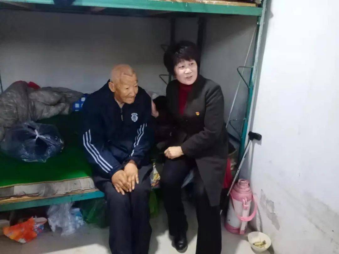 西米市社区工作人员大年初一看望 孤寡老人,给老人家送去衣服,被子