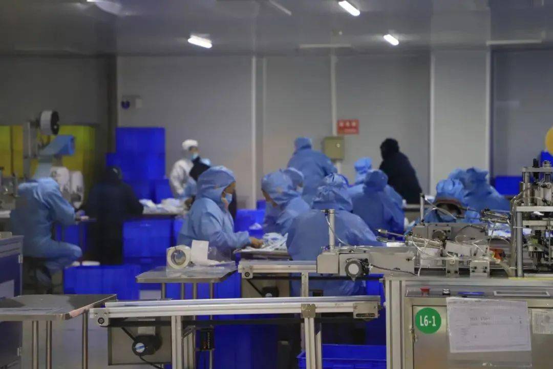 无尘标准化生产车间里,工人们紧张有序地忙碌着