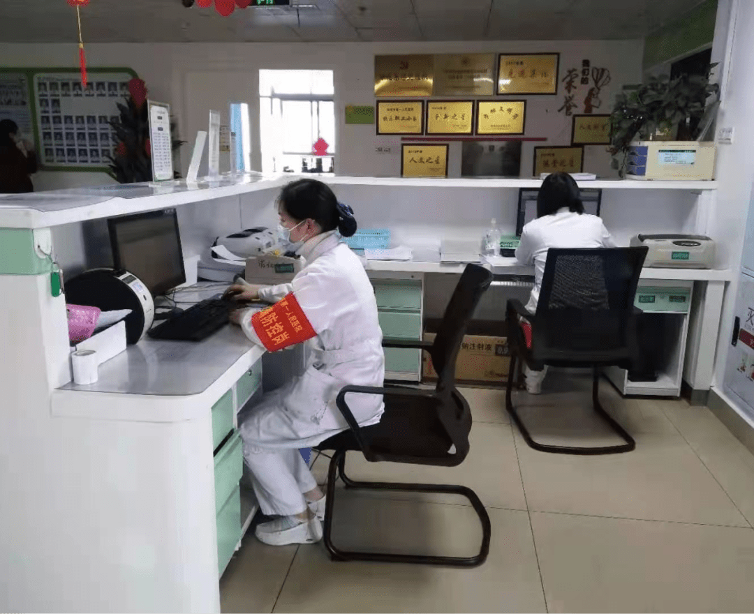 春节期间,市第一人民医院医护人员坚守一患一陪护原则,值守在病区