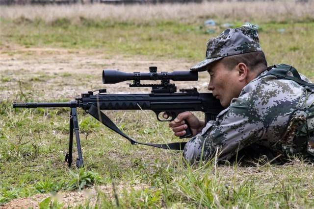 为什么狙击枪的瞄准镜和枪管不在一条直线上,还是能击中目标?
