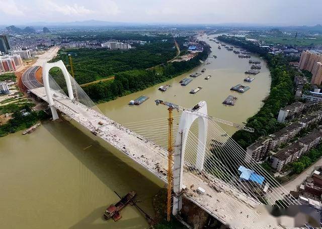 鲤鱼江大桥作为青云大桥道路部分的关键工程,2018年7月1日实现半幅