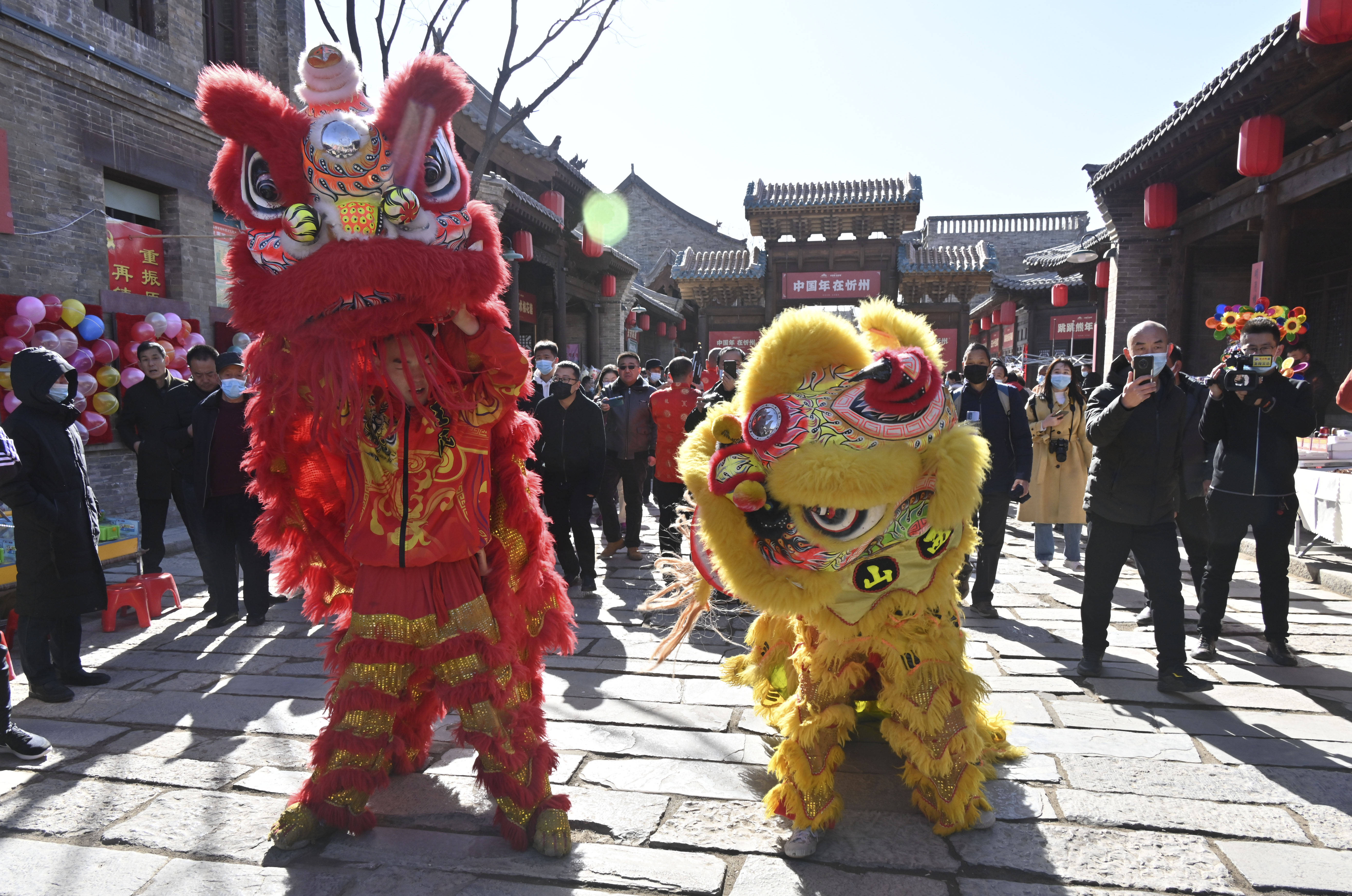 2月16日,游客在山西省忻州古城观看舞狮表演 新华社记者 马毅敏 摄